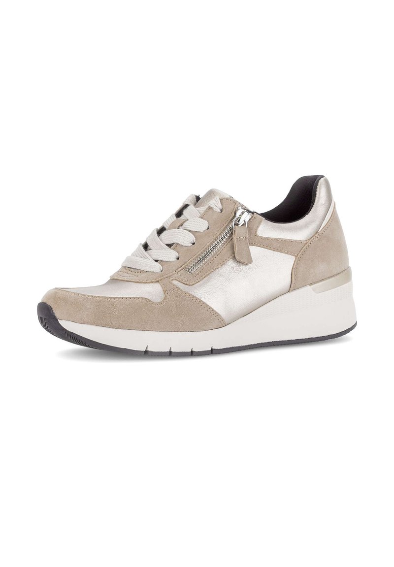 Baskets beiges et argentées avec une finition en daim et métal, dotées d'un détail zippé et d'une semelle compensée blanche. Lacets texturés et accents.