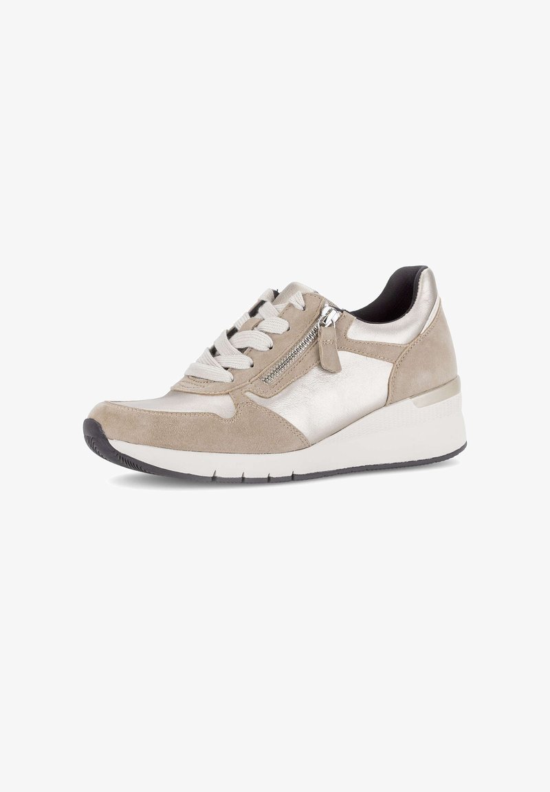 Baskets beiges et argentées avec une finition en daim et métal, dotées d'un détail zippé et d'une semelle compensée blanche. Lacets texturés et accents.