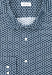 Camicia da uomo blu a fantasia con motivi circolari, bottoni bianchi e etichetta del marchio "seidensticker" sul colletto.