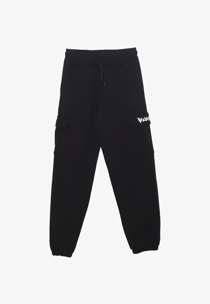 Schwarze Sweatpants aus weichem Material mit elastischem Bund, seitlichen Taschen und einer Cargotasche mit weißem Textdetail.