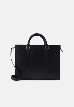 Sort lædermappe med dobbelte håndtag og en justerbar skulderrem, mod en ensartet lys grå baggrund.