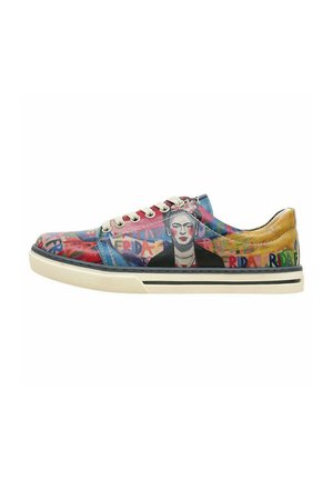 Bunte Sneaker mit einem bemalten Design eines Frauenporträts, mehrfarbigen Mustern, Gummisohle und textilem Obermaterial mit Schnürverschluss.
