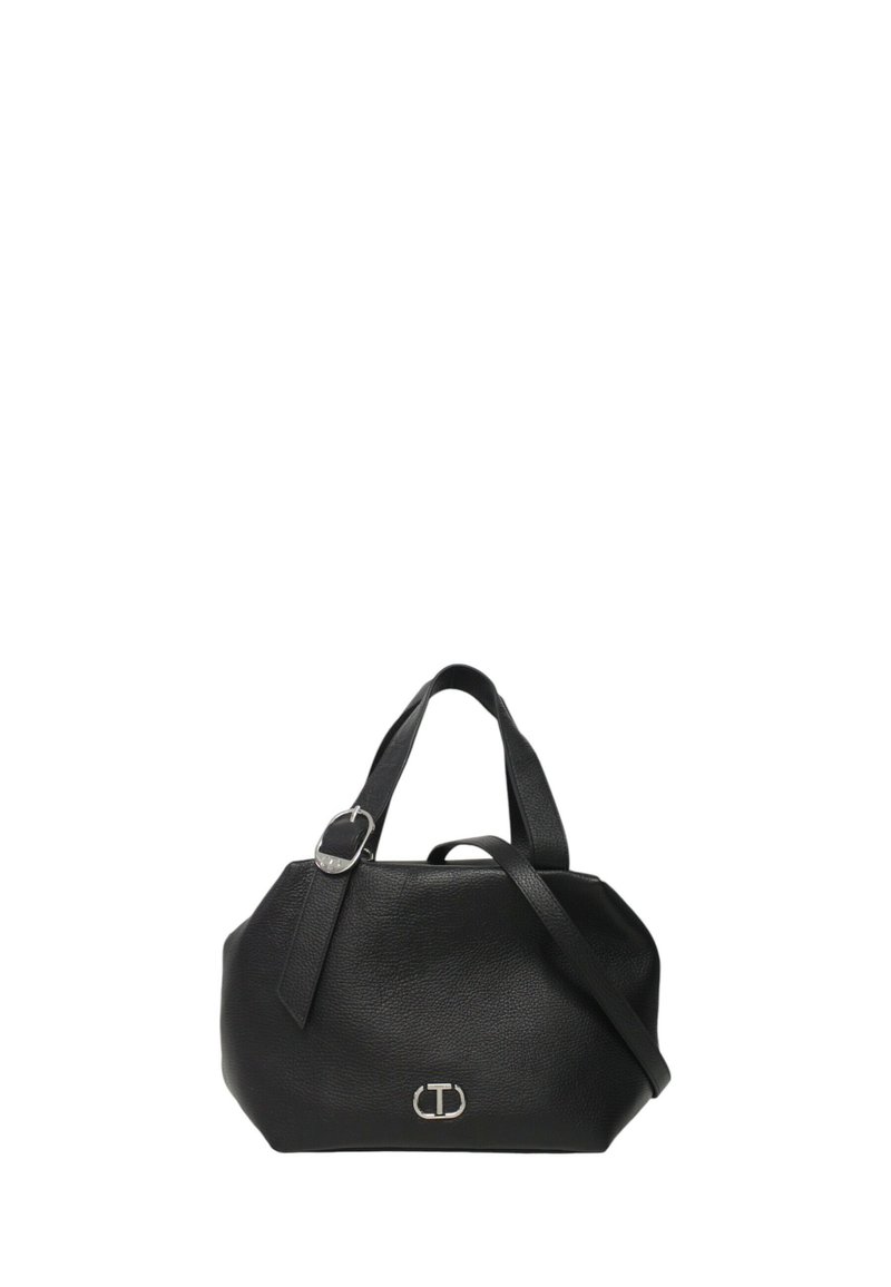 Borsa a tracolla in pelle nera con finitura testurizzata, doppie maniglie superiori e una tracolla rimovibile. Presenta un accento con logo argentato sul fronte.