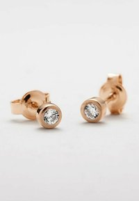 Orecchini a chiodo in oro rosa con una pietra centrale rotonda e trasparente, finitura liscia e un design semplice e arrotondato con chiusure sicure.