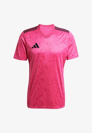 Maglietta sportiva rosa con scollatura a V, maniche corte e un motivo geometrico. Include strisce nere e logo nell'area del petto sinistro.