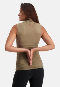 Ärmlös olivgrön topp med figurnära design, rynkad textur och hög krage. Diskret logotypdetalj vid nackens krage.