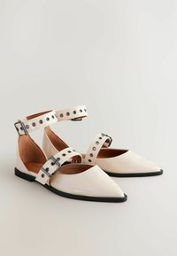 EYELET REGULAR FIT - Bailarinas tobilleras - bone