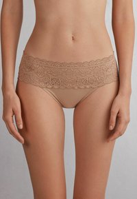 Beige kant hipster ondergoed met een brede kantband met bloemenpatronen en een gladde satijnachtige stof voor het lichaam.