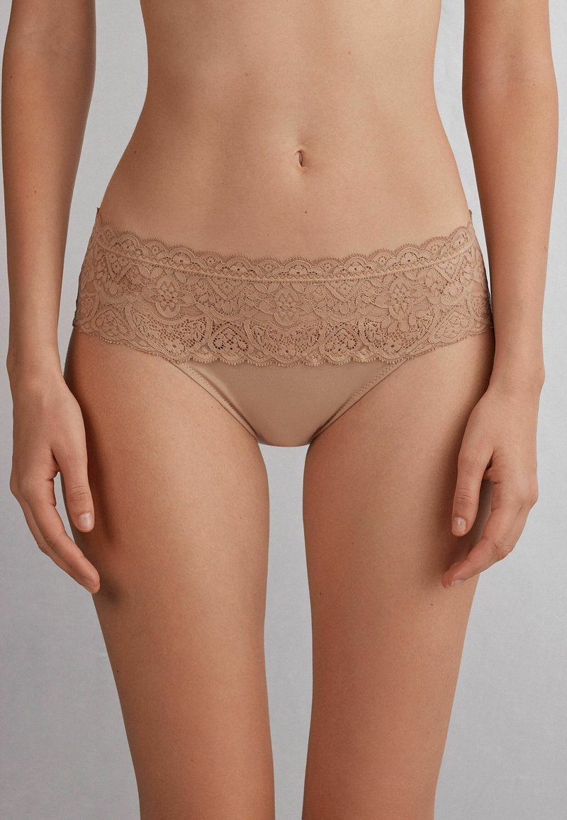 Beige kant hipster ondergoed met een brede kantband met bloemenpatronen en een gladde satijnachtige stof voor het lichaam.