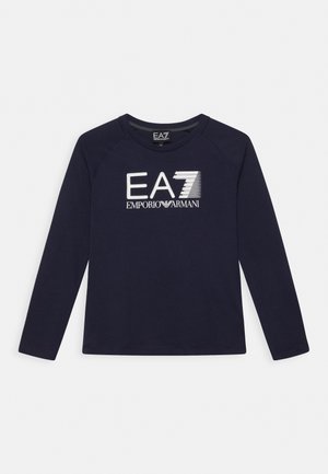 Granatowa koszulka z długim rękawem wykonana z bawełny. Posiada centralne białe logo EA7 z poziomymi liniami, okrągły dekolt oraz ściągacze na mankietach.