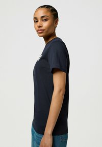 Wrangler SHORT SLEEVE - SLIM FIT - Camiseta estampada - dark navy