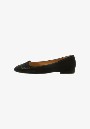 Ballerines en daim noir avec un bout pointu, dotées d'une accentuation cousue et d'un talon bas. Texture lisse et design minimaliste.
