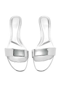 Hopeat liukusandaalit, joissa on leveä metallinen hihna, läpinäkyvä tausta ja avokärkinen muotoilu. Silkkinen pinta kiiltävällä viimeistelyllä.