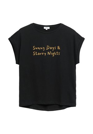 Czarny t-shirt z krótkim rękawem, z podwiniętymi rękawami i złotym napisem "Sunny Days & Starry Nights" na przodzie.