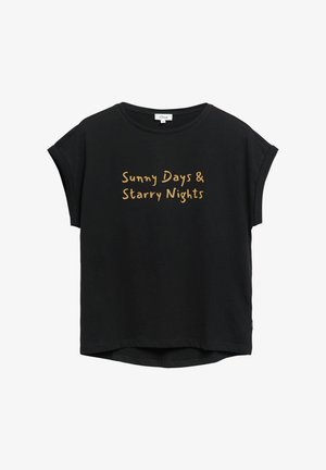 Czarny t-shirt z krótkim rękawem, z podwiniętymi rękawami i złotym napisem "Sunny Days & Starry Nights" na przodzie.