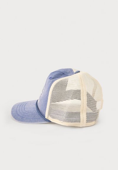 Μπλε καπέλο μπέιζμπολ με μπεζ πλέγμα στην πίσω πλευρά και καμπυλωτό γείσο, εμφανίζεται από το πλάι σε λευκό φόντο.