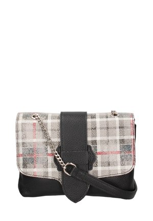 Sac à main à carreaux avec un design texturé gris clair et noir, doté d'un rabat en cuir noir, d'une anse en chaîne et de détails décoratifs en boucle.