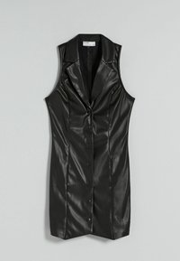 Ärmlös svart syntetläderklänning med slagkrage och framknappar, skräddarsydd passform, visad på en ljus neutral bakgrund.