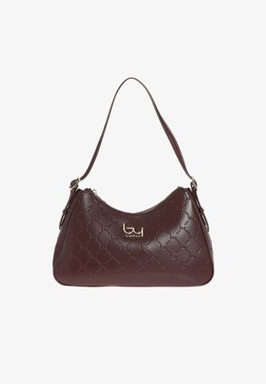 Borsa a tracolla in pelle marrone con motivo in rilievo, logo "by" dorato sulla parte anteriore e tracolla regolabile con dettagli a fibbia.