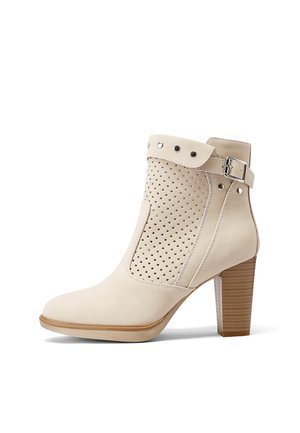 Stivale alla caviglia beige con lati perforati, ampia fibbia con cinturino in argento, tacco in legno, texture liscia e punta arrotondata.