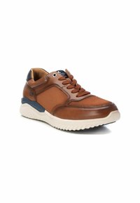 Zapatilla de deporte de cuero marrón y malla con punta redondeada, superficie texturizada y suela de goma. Cuenta con cordones ajustables y acentos contrastantes en negro.