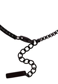 Collana nera a catena con anelli intrecciati e un ciondolo rettangolare. Il design presenta una combinazione di anelli piatti e rotondi, rifiniti in nero opaco.