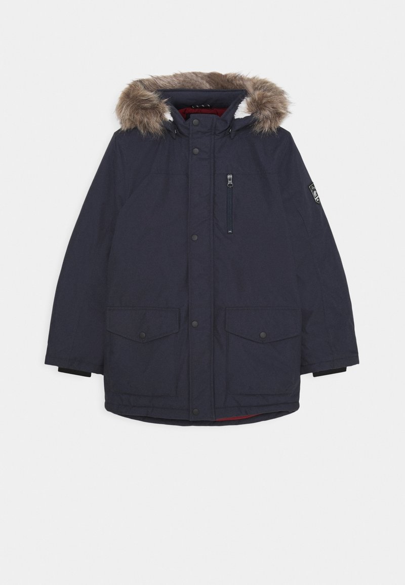 Parka marine avec une garniture en fausse fourrure sur la capuche, poche poitrine zippée et deux grandes poches avant. Comprend une doublure intérieure rouge.