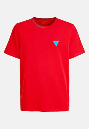 T-shirt en coton rouge avec un col rond, arborant le texte "LOS ANGELES" en bleu et un petit logo triangulaire bleu sur la poitrine.