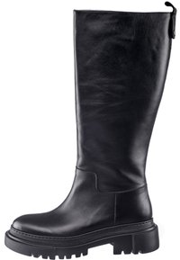 Botte en cuir noire montante jusqu'au genou avec semelle crantée épaisse et languette de tirage en haut à l'arrière, vue de profil latéral vers la gauche.