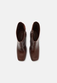 Jeffrey Campbell MAXIMAL-L2 ciemnobrązowy