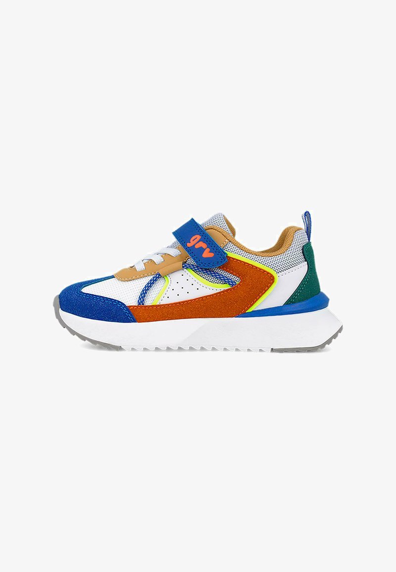 Zapatillas coloridas con parte superior de malla. Presentan acentos en azul, naranja y verde, una correa de Velcro y una suela de goma blanca con textura antideslizante.
