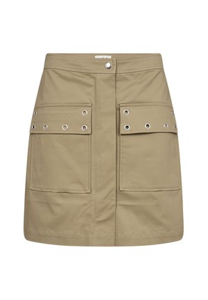 Khaki hame dengan dua saku depan, detail grommet perak, penutupan tombol, dan panjang hingga tengah paha yang dirancang dengan kain yang kuat.