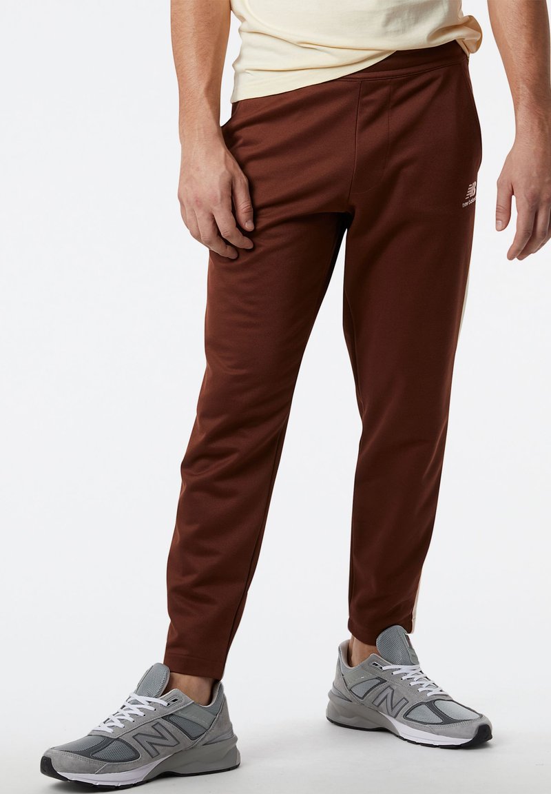 New Balance ATHLETICS RUN TRACK Jogginghose rich oak/braun Zalando.ch