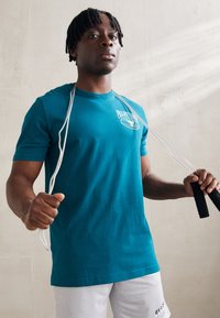 Under Armour - PROJECT ROCK DAY GRAPHIC TOP - T-shirt print - hydro teal/radial turquoise/black Miniatuurafbeelding 1