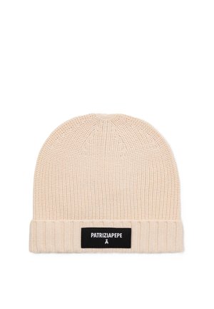 Cappello berretto in maglia a coste color crema con bordo ripiegato ed etichetta rettangolare nera con logo bianco Patrizia Pepe.