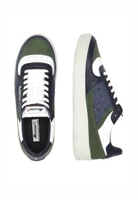 Zapatillas verdes, azul marino y blancas de cuero y gamuza, con un detalle textil estampado y cordones blancos, y una suela texturizada.