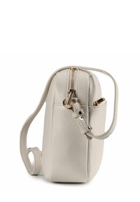 Borsa a tracolla in pelle grigio chiaro con una forma strutturata, chiusura con cerniera dorata e tracolla regolabile con dettagli in metallo.