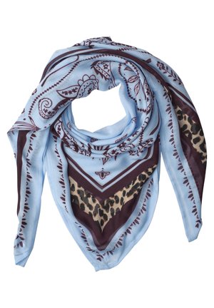 Lyseblåt tørklæde med mørkelilla paisley- og blomsterprint og et centralt leopardmønster, foldet i en løs trekantet form.