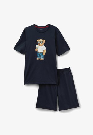 Marineblauw shirt met korte mouwen en korte broek, met een teddybeer die een zonnebril, een spijkerbroek en een wit T-shirt draagt en een ijsje vasthoudt.