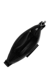 Borsa in pelle nera con zip superiore, caratterizzata da una texture liscia e due tasche interne, foderate in tessuto nero.