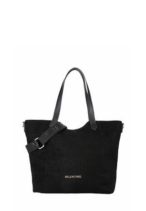 Sac cabas noir en tissu texturé, avec des poignées en cuir et une bandoulière amovible ornée d'un logo embossé. Accent doré à l'avant.