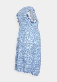 Vestido azul claro com um padrão floral, design de um ombro e uma manga em camadas. O tecido é leve, com uma silhueta fluida.