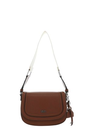 Sac à bandoulière DKNY Jeans en cuir marron avec une sangle blanche réglable et un gland en cuir décoratif sur le côté droit.