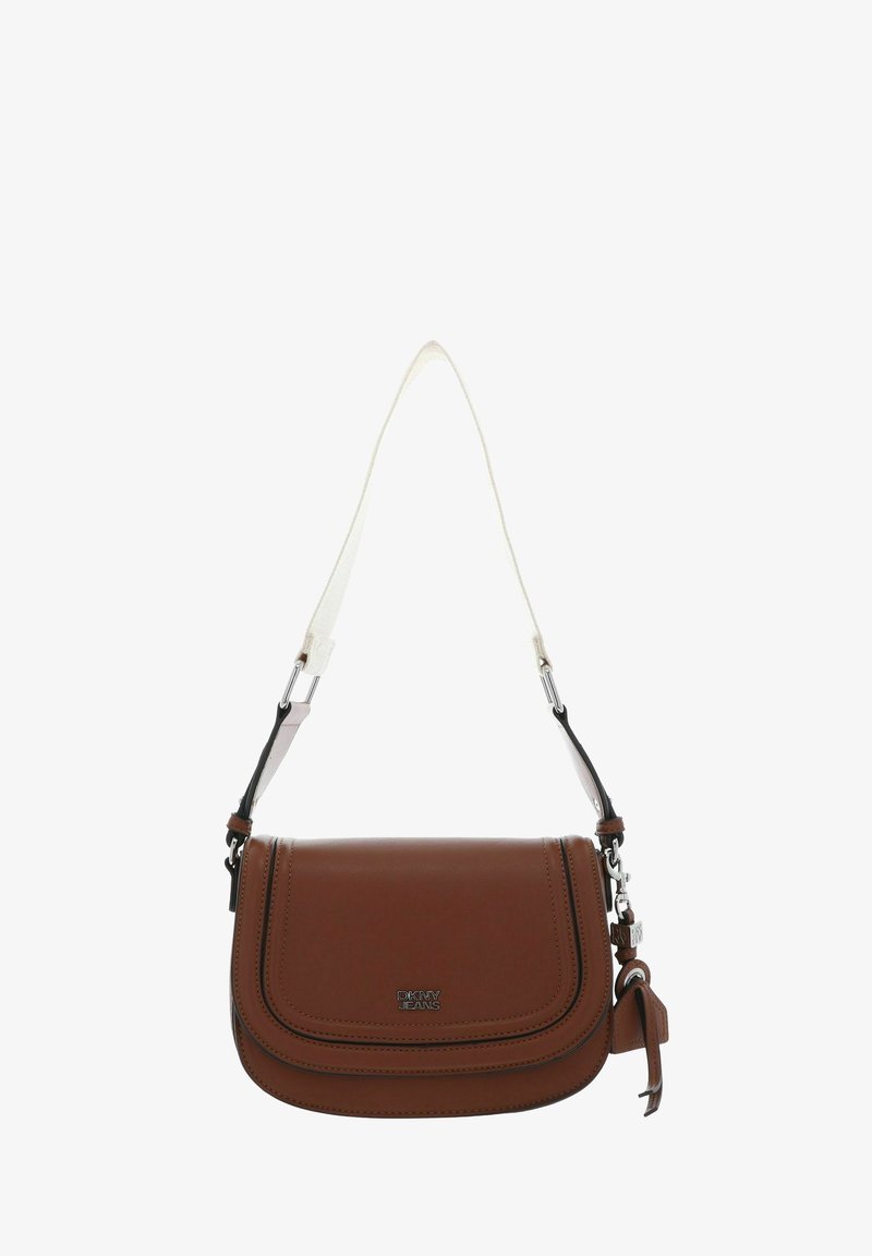 Sac à bandoulière DKNY Jeans en cuir marron avec une sangle blanche réglable et un gland en cuir décoratif sur le côté droit.
