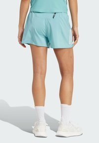 Aqua-blaue Sportshorts mit einem eleganten Design, ausgestattet mit weißen drei Streifen an den Seiten und einer mit Reißverschluss versehenen Gesäßtasche.
