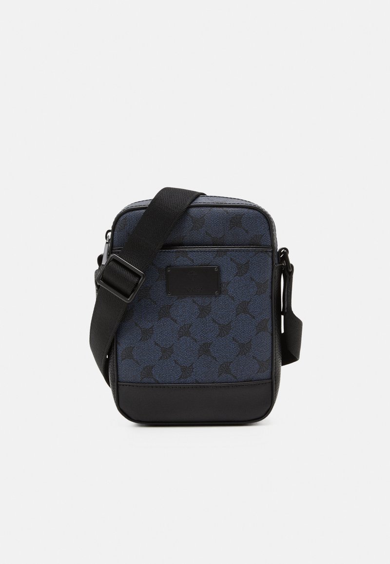 Borsa a tracolla blu a fantasia con dettagli neri, dotata di chiusura a zip, tracolla regolabile e una piccola tasca anteriore per riporre oggetti.