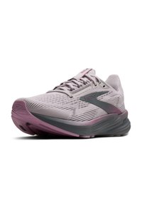 Svetloružová a šedá bežecká obuv Brooks s panelom z jemnej sieťoviny, šnúrkami a silnou tlmiacou podrážkou, naklonená tak, aby ukázala prednú a bočnú časť.