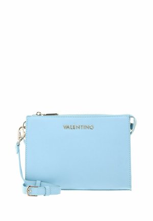 Sac bandoulière en cuir bleu clair avec fermeture éclair, doté d'un logo argenté, d'une sangle réglable et d'un design minimaliste.