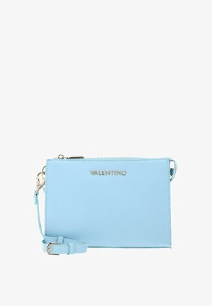 Sac bandoulière en cuir bleu clair avec fermeture éclair, doté d'un logo argenté, d'une sangle réglable et d'un design minimaliste.