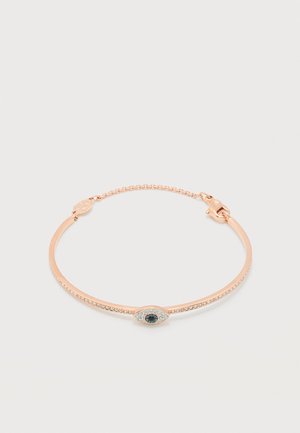 Bransoletka z różowego złota z centralnym zawieszką w kształcie oka, z ciemnoniebieskim kamieniem w centrum oraz małymi przezroczystymi kryształkami na opasce i zawieszce.